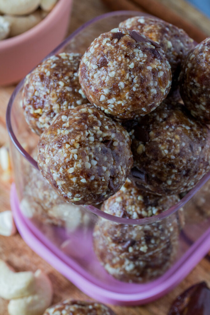 Schneller Snack für Kinder: Energyballs mit Csahews und Datteln