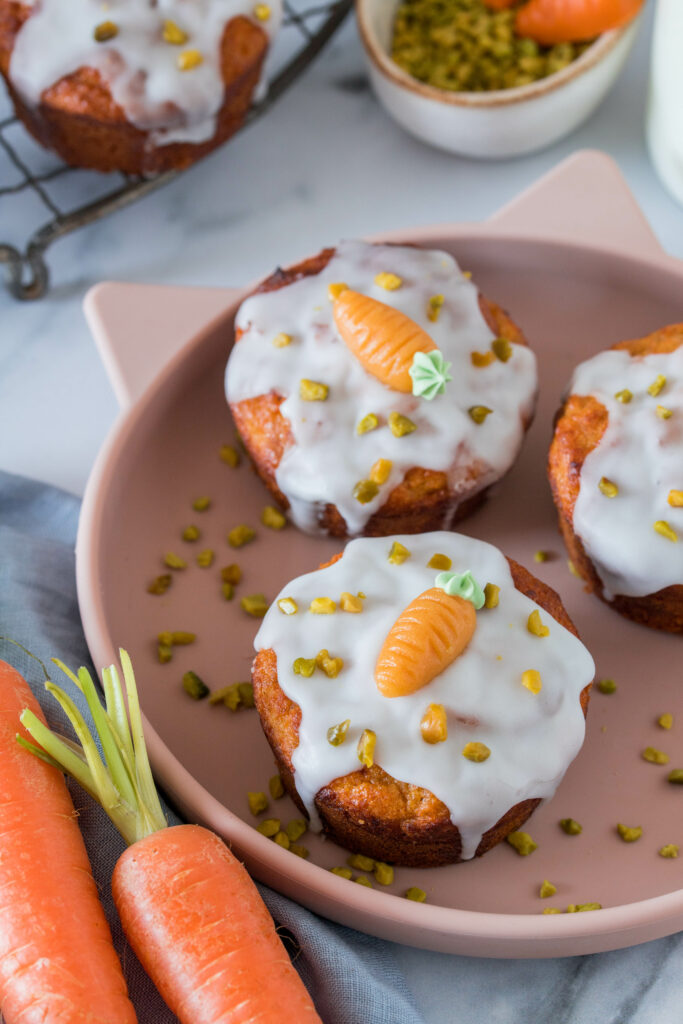 Saftige Karottenmuffins mit Zuckerguss - perfekt für's Osterfest
