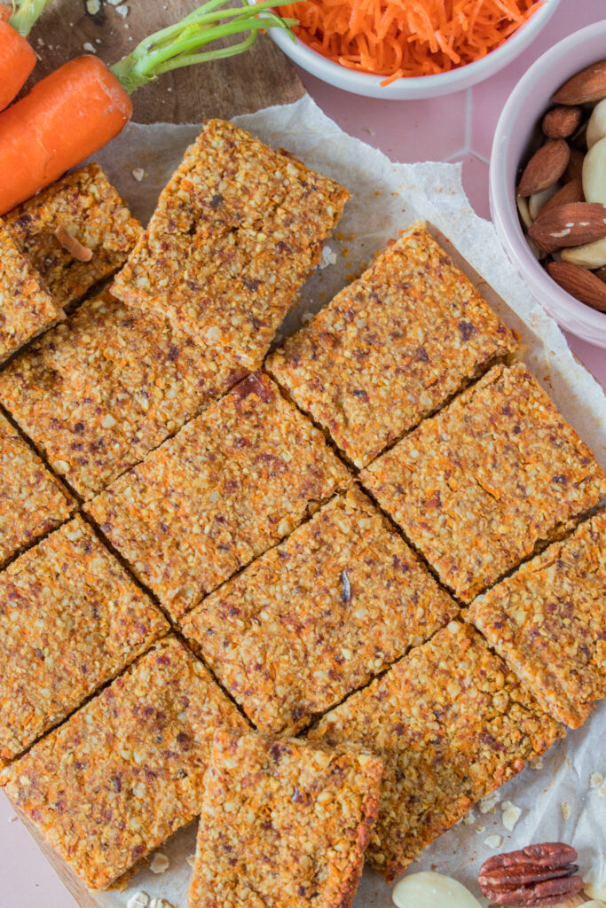 Schnelle Carrot cake Riegel mit Nüssen und Datteln
