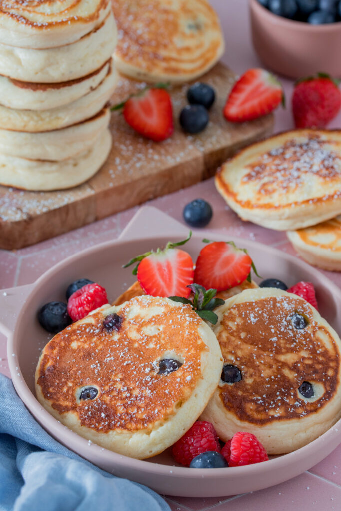 Schnelle Pfannkuchen / Pancakes mit Heidelbeeren. Dick, fluffig und weich