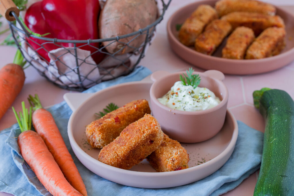 Schnelles, leckeres Mittagessen für die ganze Familie: Gemüsekroketten mit Süßkartoffel, Paprika, Zucchini und Karotten. 