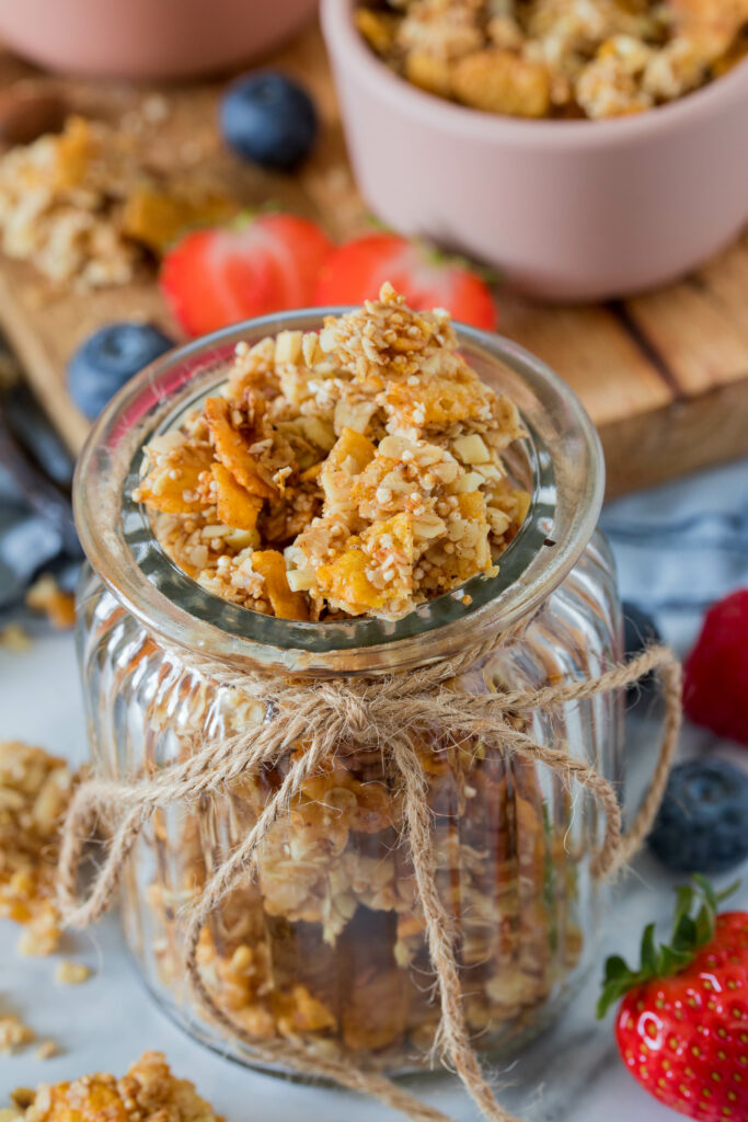 Knuspermüsli aus dem Backofen: Leckeres Granola mit Nüssen und Vanille.