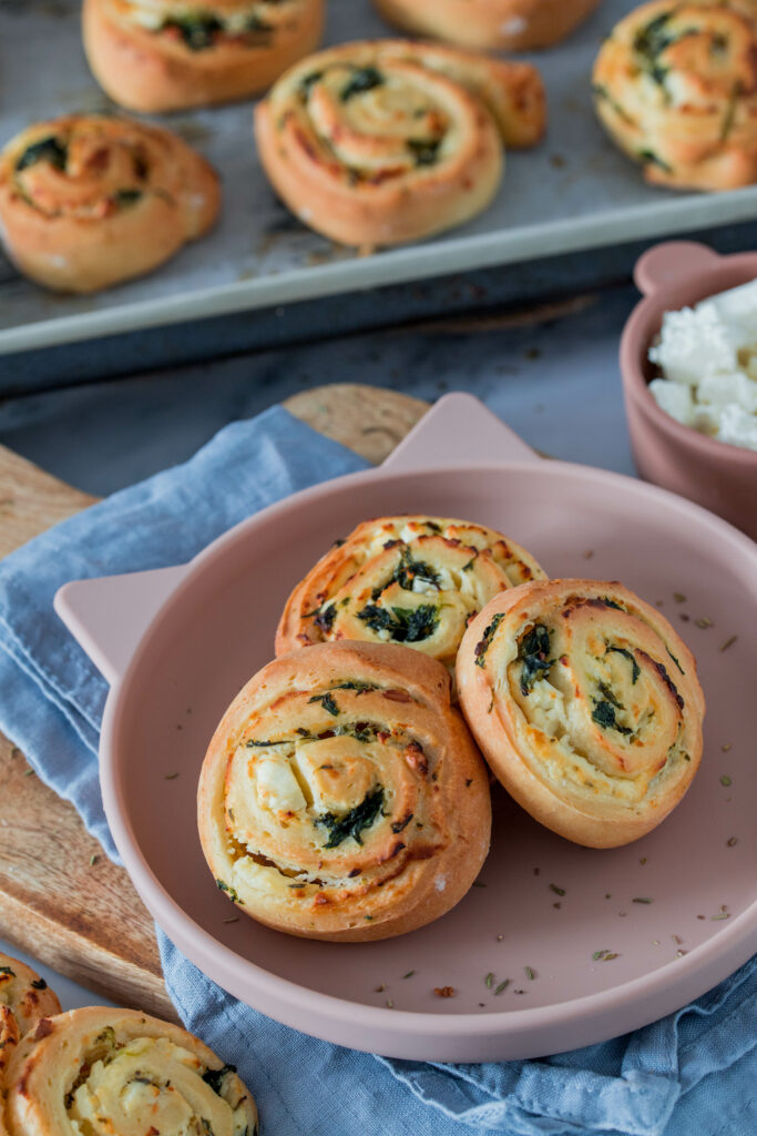 Schnecken aus Hefeteig mir einer Füllung aus Spinat und Feta