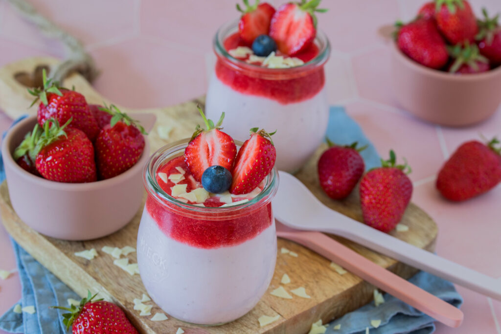 Leckere Nachspeise für die ganze Familie: Erdbeer-Quark Dessert mit Joghurt. Schnell gemacht und ein idealer Sommersnack
