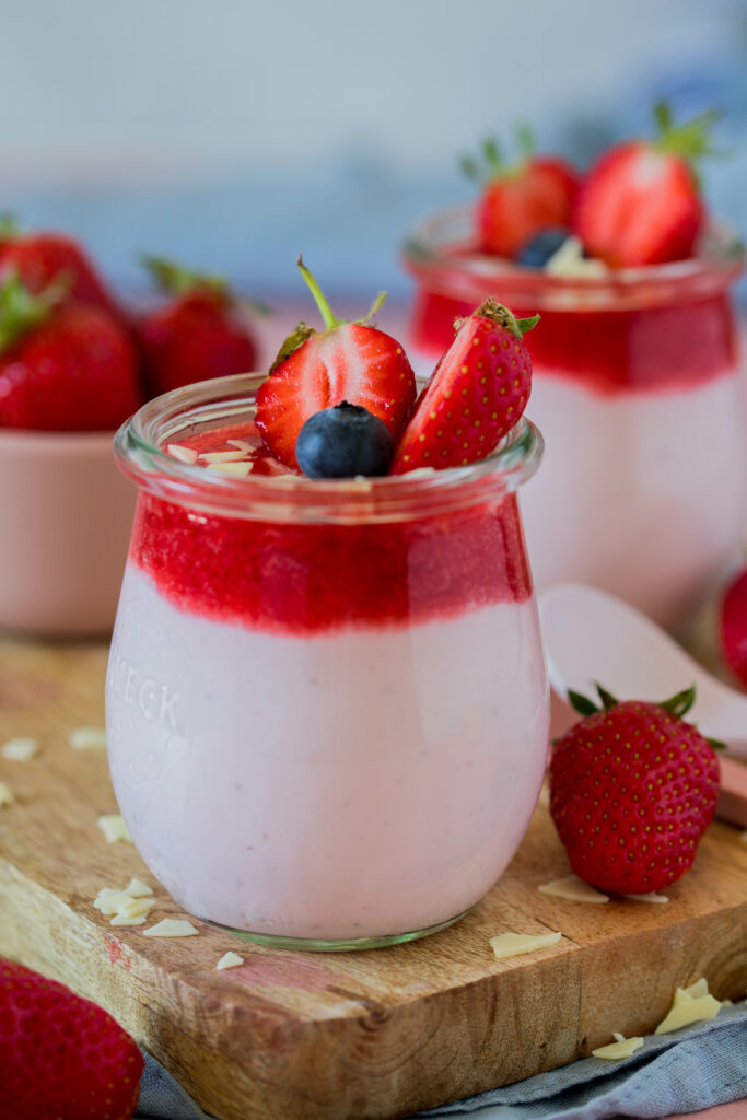 Sommerliches Dessert mit Erdbeeren, Quark und Joghurt. Perfekt für Kinder - ohne Industriezucker 