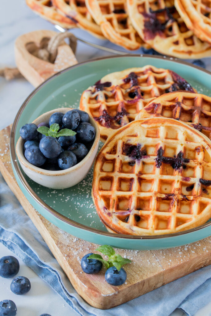 Snack für Kinder: Waffeln mit Heidelbeeren ohne Industriezucker