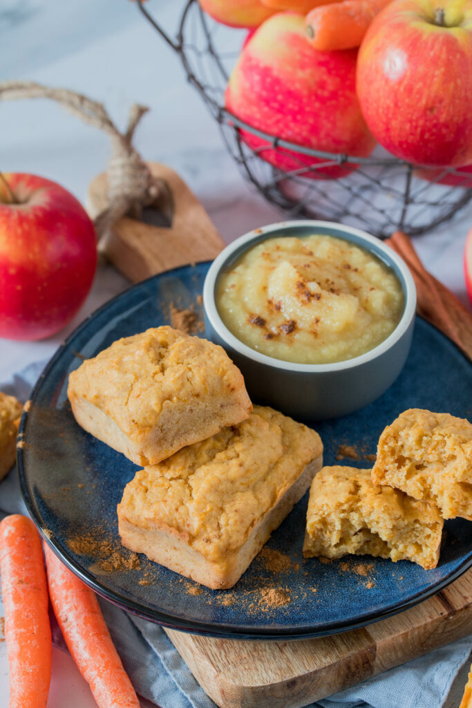 Gesunder Snack für Kinder mit Apfel und Karotten - Apfelmus Minikuchen
