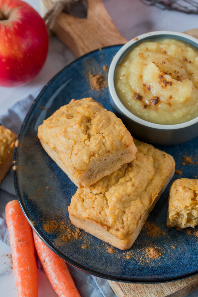 Saftige Minikuchen mit Apfelmus und Karotten - schneller Snack für Kinder. 
