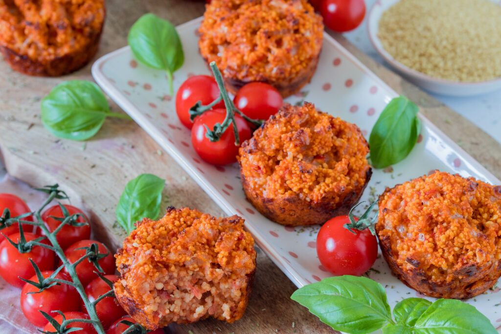 Herzhafte Muffins mit Couscous und Tomaten