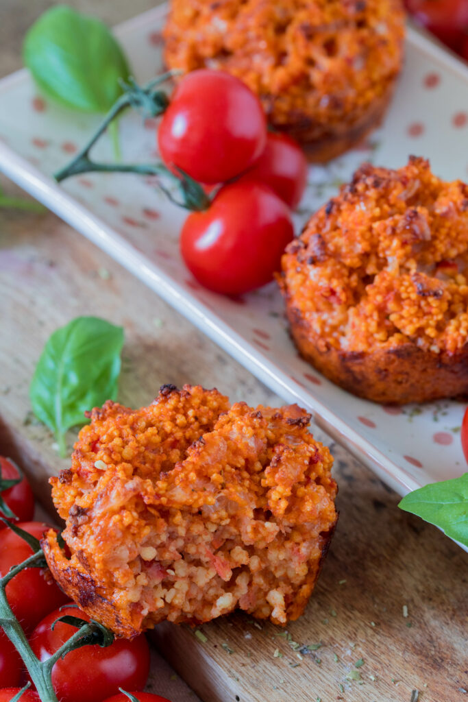 Schnelle Muffins für die ganze Familie - herzhaft mit Couscous, Tomaten und Käse