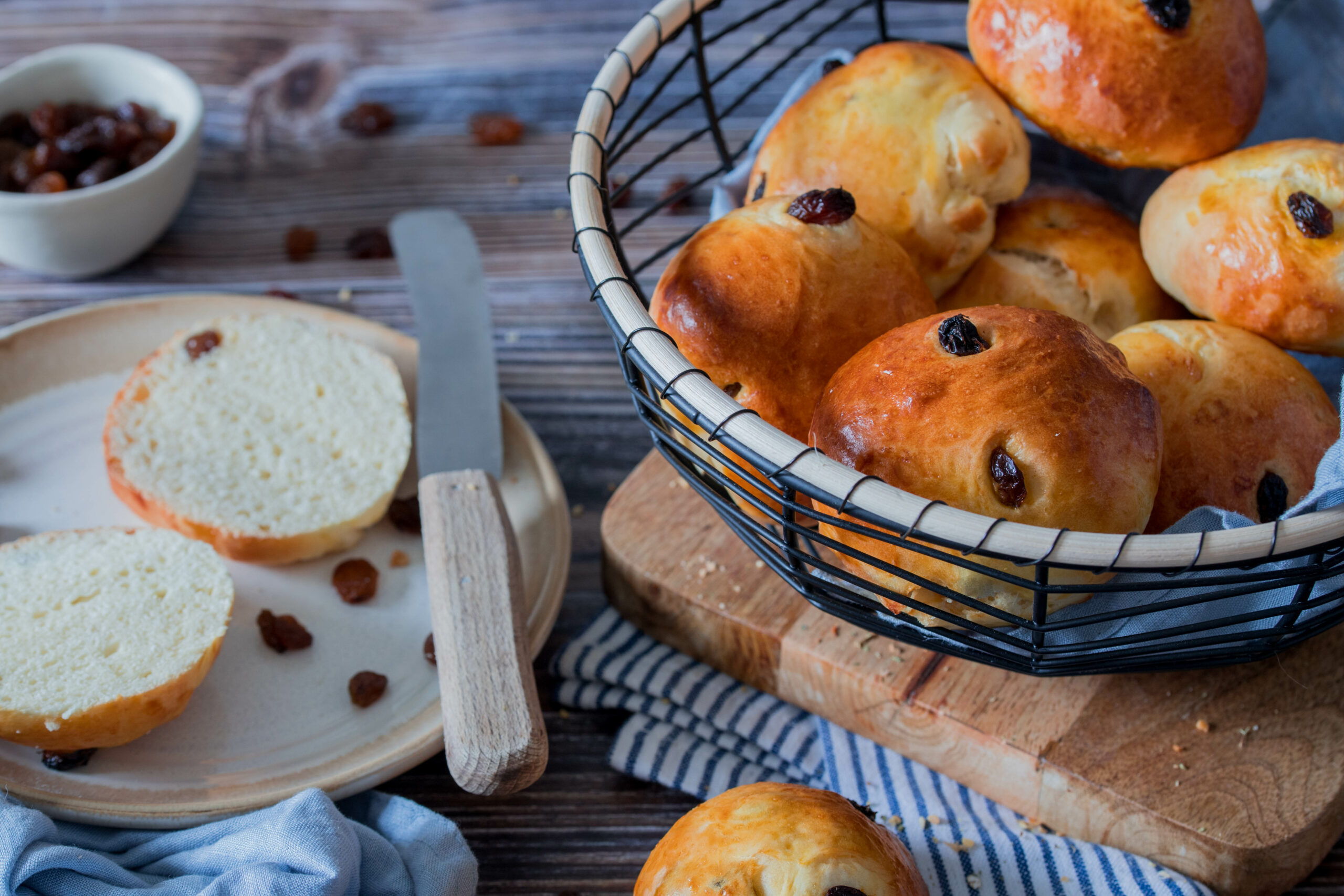 Rosinenbrötchen aus leckerem Hefeteig - perfekt für Kinder