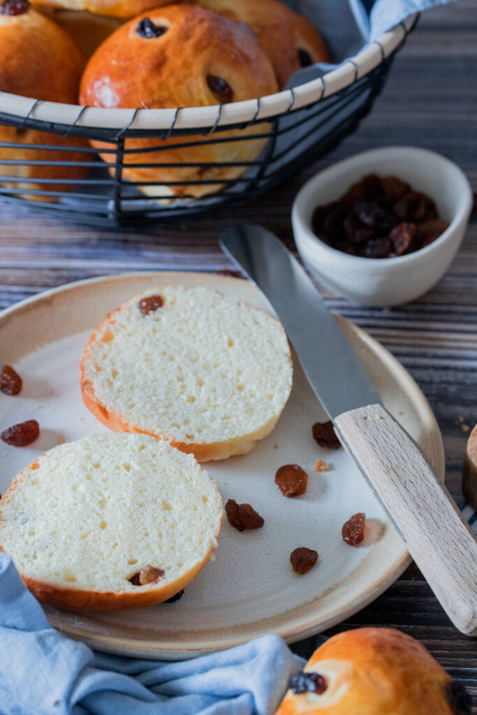 Leckeres Frühstück: Rosinenbrötchen aus Hefeteig