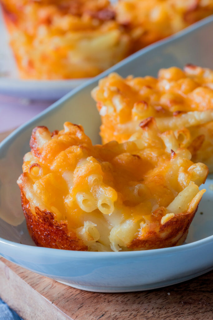 Herzhafte Muffins mit Nudeln und Käse