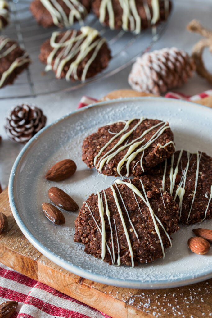 Schnelle gesunde Weihnachtsplätzchen: Mandelkekse mit Datteln und Zimt