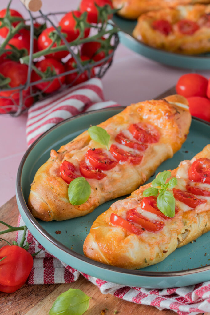 Laugenstange mit Tomaten und Mozzarella