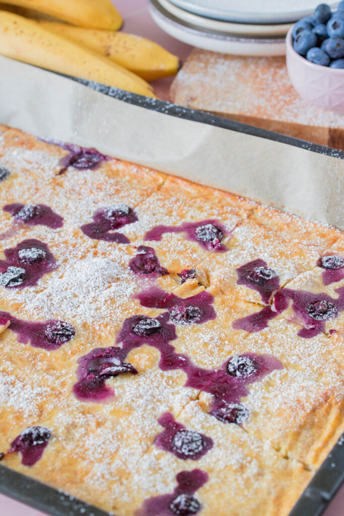 Ofenpfannkuchen mit Bananen und Blaubeeren