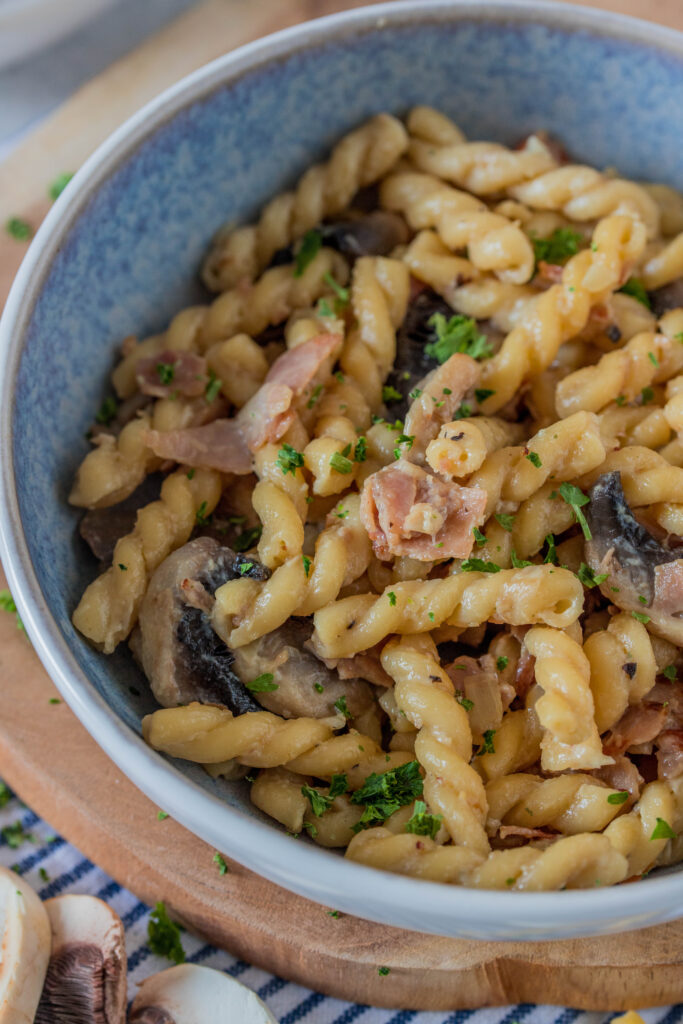 One-Pot Pasta mit Schinken und Champignons