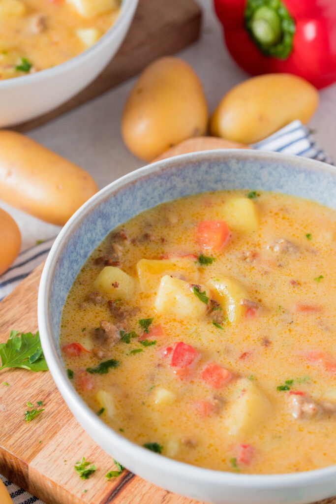 Kartoffel-Hackfleisch Suppe mit Gemüse und Cheddar