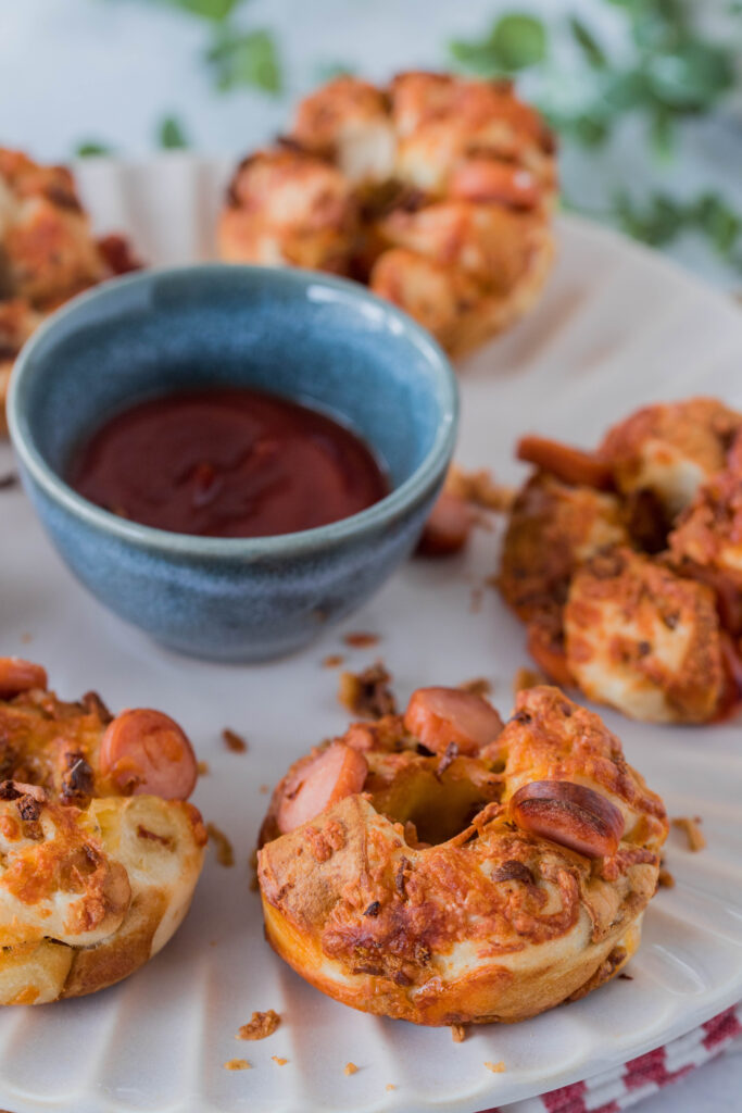 Laugen Donuts mit Würstchen Laugen Donuts mit Würstchen