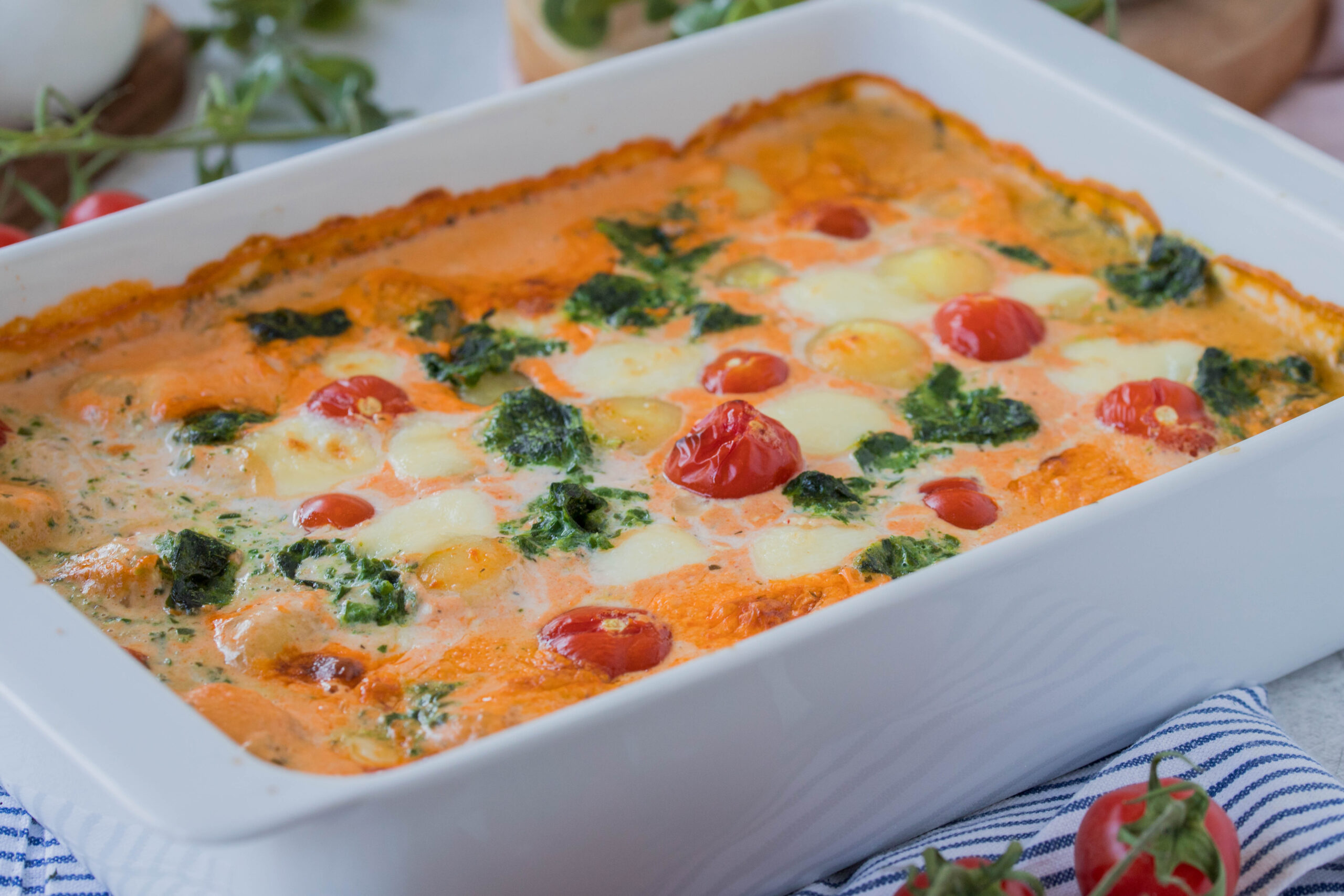 Mini-Knödel Auflauf mit Tomaten und Spinat