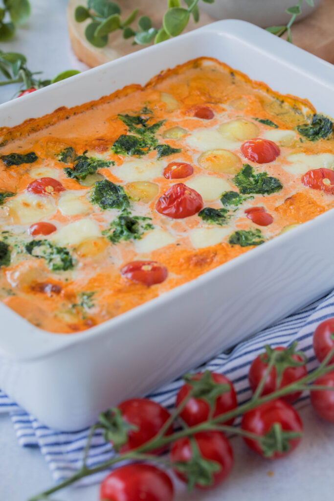 Mini-Knödel Auflauf mit Tomaten und Spinat