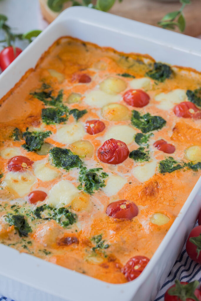 Mini-Knödel Auflauf mit Spinat und Tomaten