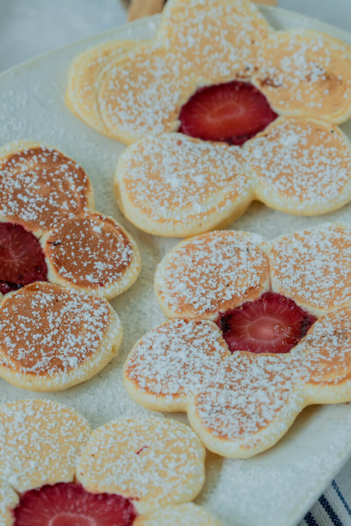 Pancake-Blumen mit Erdbeeren
