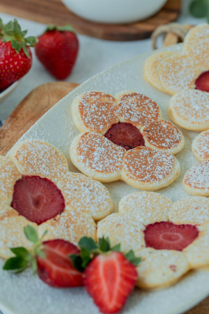 Pancake-Blumen mit Erdbeeren