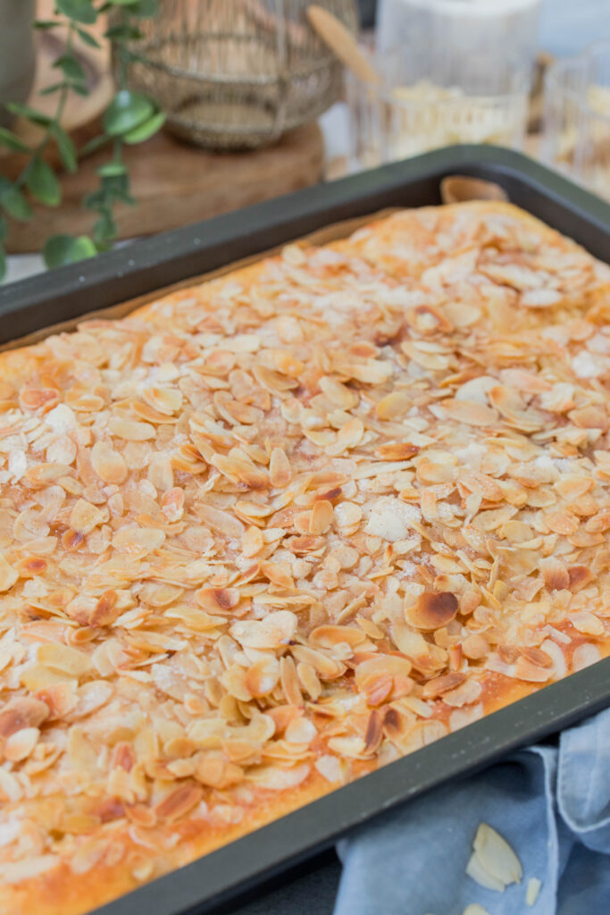 Buttermilchkuchen - schneller Blechkuchen Buttermilchkuchen - schneller Blechkuchen