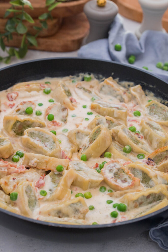 Maultaschenpfanne mit Bacon, Erbsen und Parmesan Maultaschenpfanne mit Bacon, Erbsen und Parmesan