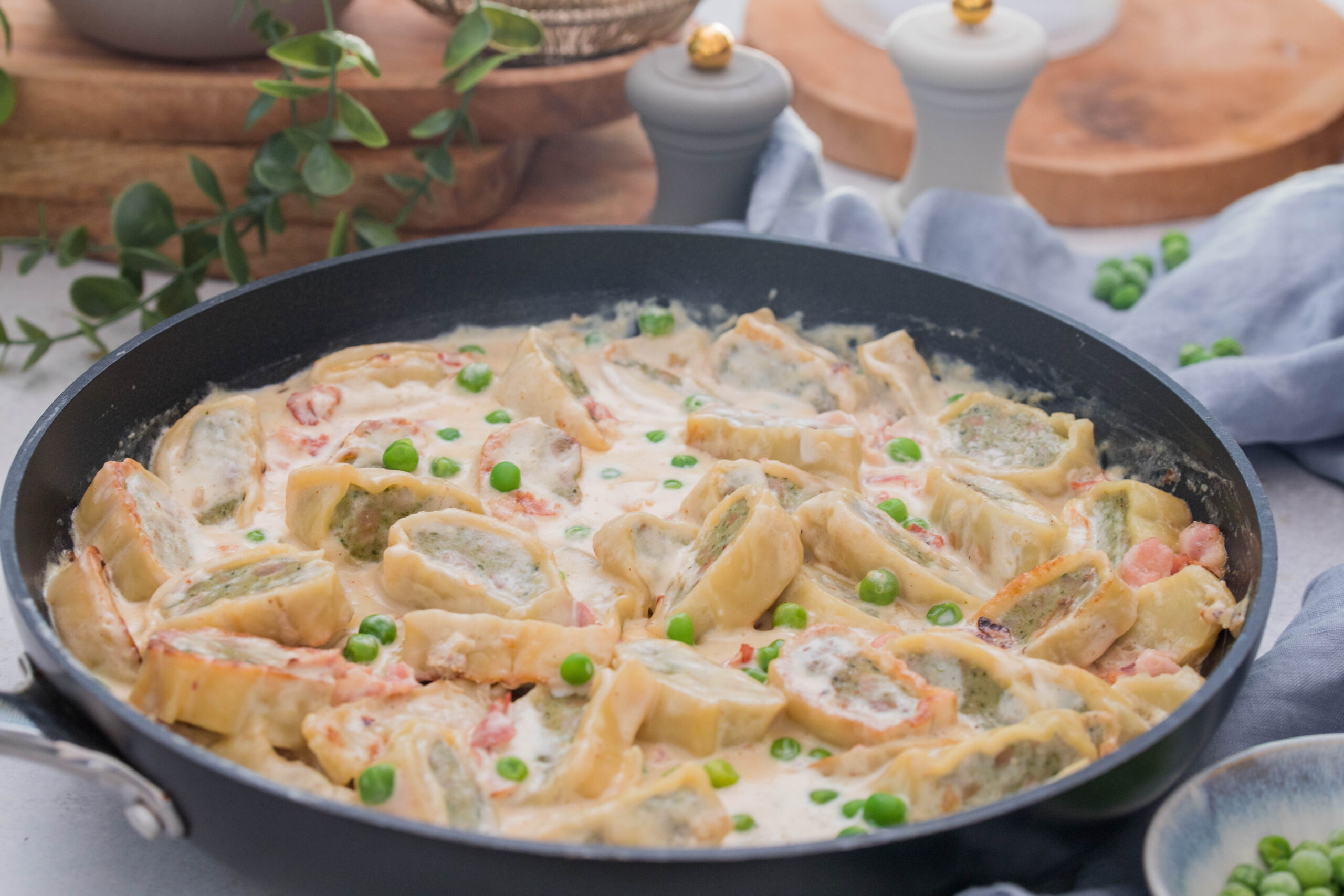 Maultaschenpfanne mit Bacon, Erbsen und Parmesan Maultaschenpfanne mit Bacon, Erbsen und Parmesan