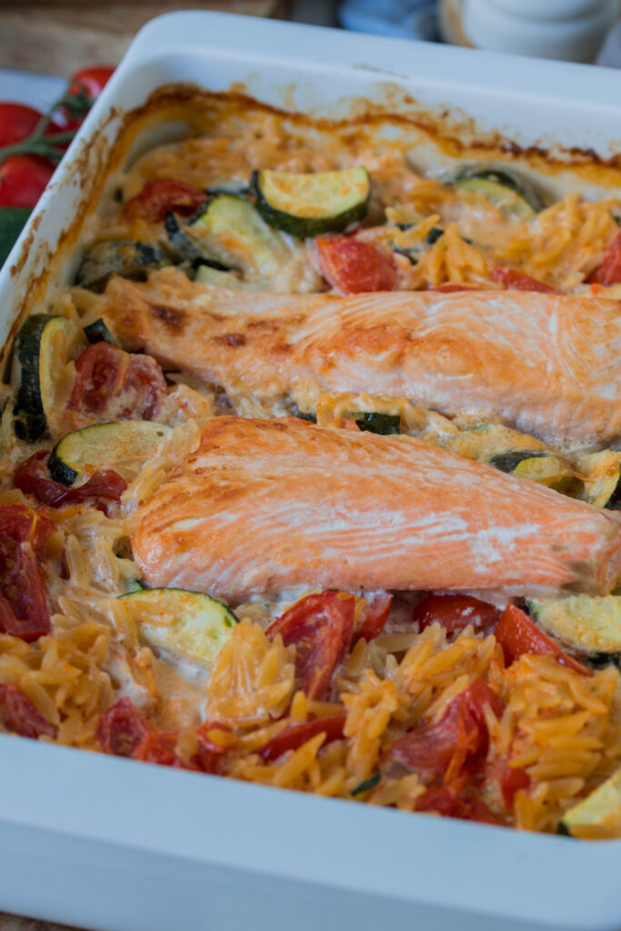 Orzo Auflauf mit Lachs, Zucchini und Tomaten Orzo Auflauf mit Lachs, Zucchini und Tomaten