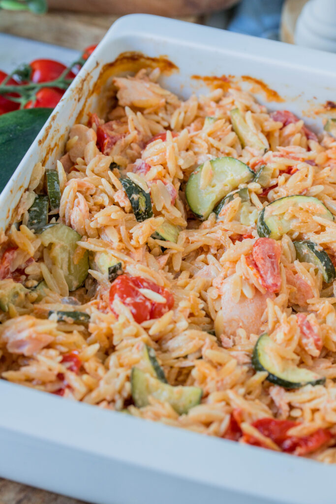 Orzo Auflauf mit Lachs, Zucchini und Tomaten Orzo Auflauf mit Lachs, Zucchini und Tomaten