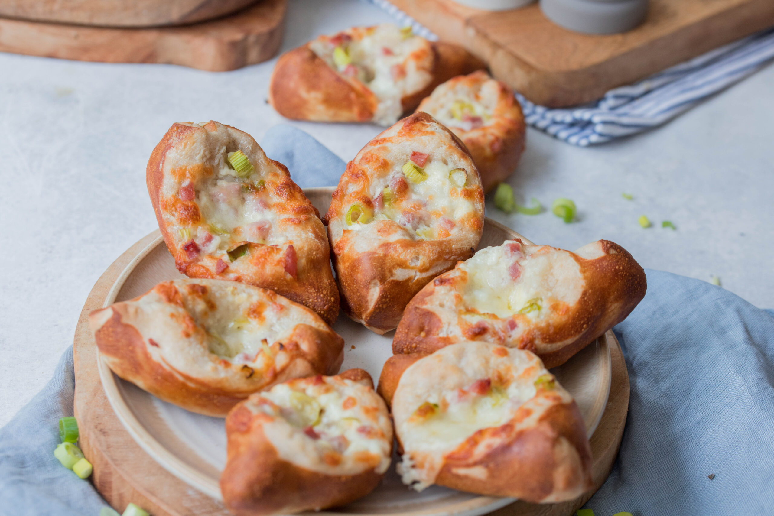Laugenschiffchen Flammkuchen Style